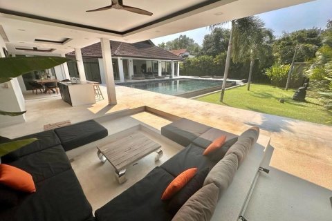 Chalet de 4 dormitorios en Pattaya, Tailandia № 130459 - foto 15