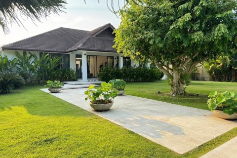 Chalet de 4 dormitorios en Pattaya, Tailandia № 130459 - foto 5