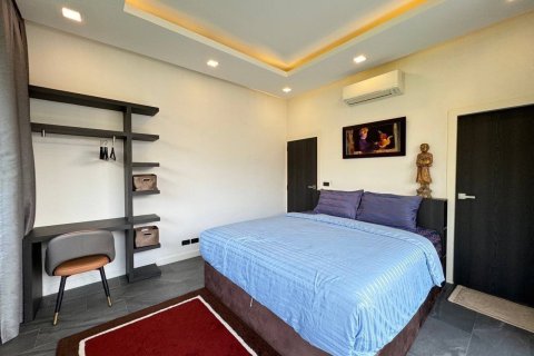 Chalet de 4 dormitorios en Pattaya, Tailandia № 130459 - foto 19