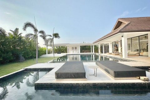 Chalet de 4 dormitorios en Pattaya, Tailandia № 130459 - foto 3