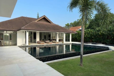 Chalet de 4 dormitorios en Pattaya, Tailandia № 130459 - foto 7