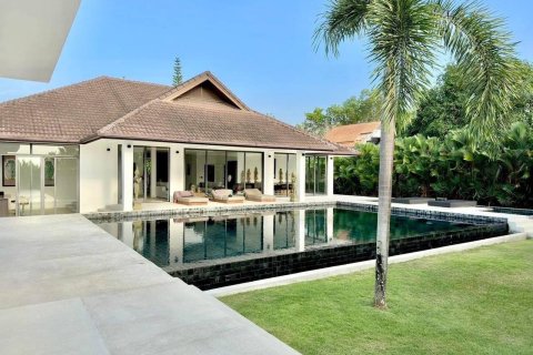 Chalet de 4 dormitorios en Pattaya, Tailandia № 130459 - foto 2