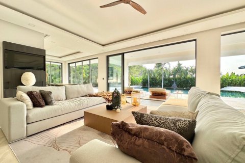 Chalet de 4 dormitorios en Pattaya, Tailandia № 130459 - foto 10