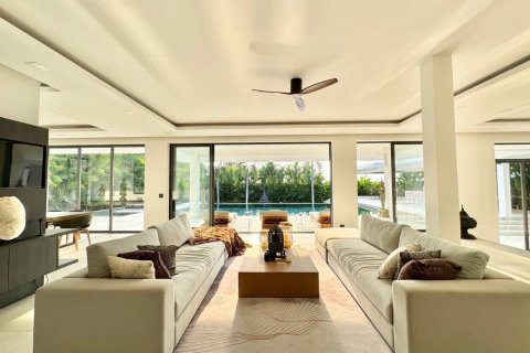 Chalet de 4 dormitorios en Pattaya, Tailandia № 130459 - foto 16