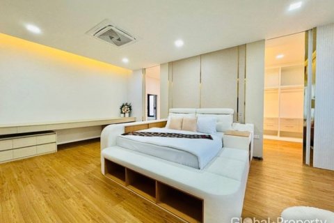 Casa de 3 dormitorios en Pattaya, Tailandia № 125761 - foto 12