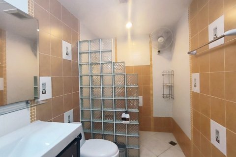 Casa de 4 dormitorios en Pattaya, Tailandia № 82991 - foto 21