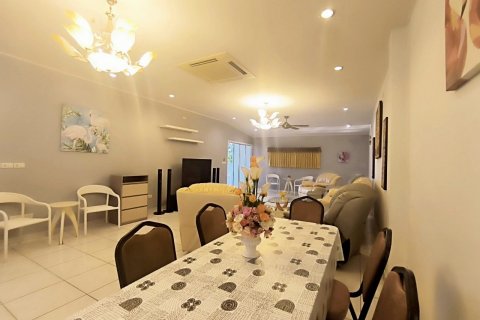 Casa de 4 dormitorios en Pattaya, Tailandia № 82991 - foto 6