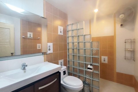 Casa de 4 dormitorios en Pattaya, Tailandia № 82991 - foto 22