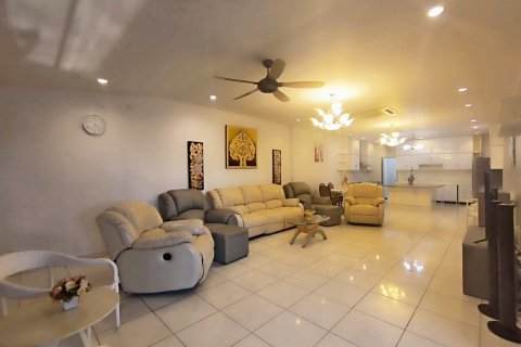 Casa de 4 dormitorios en Pattaya, Tailandia № 82991 - foto 3