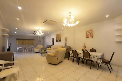 Casa de 4 dormitorios en Pattaya, Tailandia № 82991 - foto 5