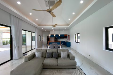 Casa de 4 dormitorios en Hua Hin, Tailandia № 125097 - foto 8