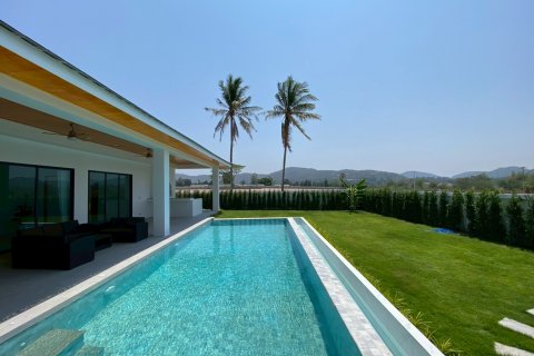 Casa de 4 dormitorios en Hua Hin, Tailandia № 125097 - foto 2