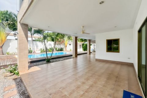 Chalet de 4 dormitorios en Hua Hin, Tailandia № 132621 - foto 7