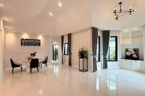 Casa de 3 dormitorios en Pattaya, Tailandia № 132619 - foto 2