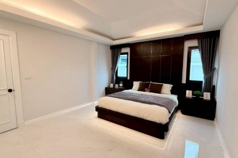 Casa de 3 dormitorios en Pattaya, Tailandia № 132619 - foto 10