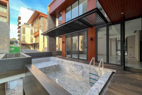 Chalet de 4 dormitorios en Bangkok, Tailandia № 132620 - foto 4
