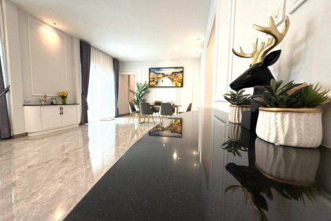 Casa de 4 dormitorios en Pattaya, Tailandia № 132624 - foto 3