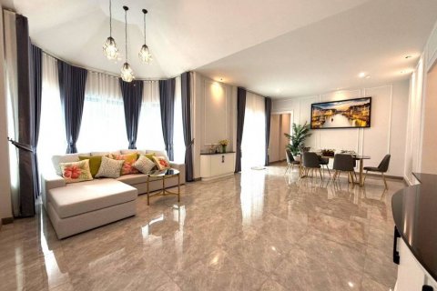 Casa de 4 dormitorios en Pattaya, Tailandia № 132624 - foto 2