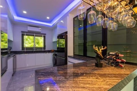 Casa de 5 dormitorios en Pattaya, Tailandia № 116055 - foto 14