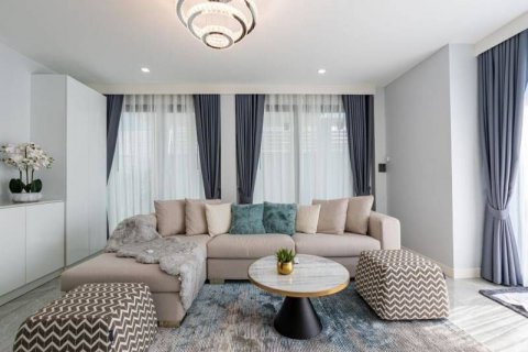 Casa de 5 dormitorios en Pattaya, Tailandia № 116055 - foto 8