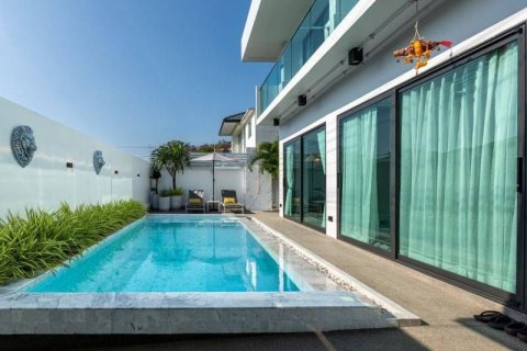 House in Pattaya, Thailand 5 bedrooms № 116055