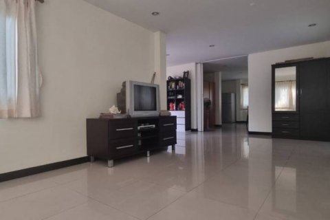 Casa de 4 dormitorios en Pattaya, Tailandia № 124540 - foto 3