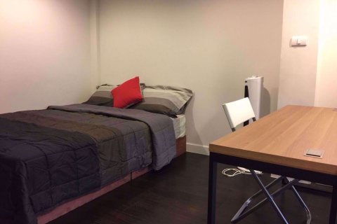 Dúplex de 1 dormitorio en Khlong Toei, Bangkok, Tailandia № 77213 - foto 7