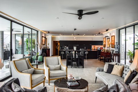 Casa de 4 dormitorios en Pattaya, Tailandia № 130218 - foto 30