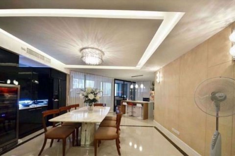 Condominio de 4 dormitorios en Khlong Toei, Bangkok, Tailandia № 76931 - foto 4