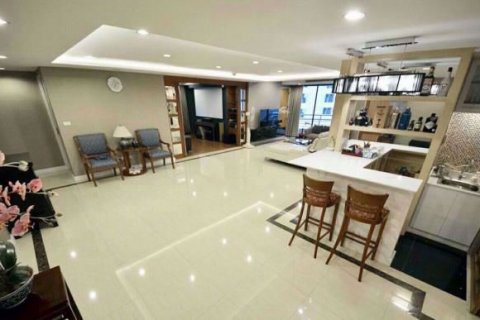 Condominio de 4 dormitorios en Khlong Toei, Bangkok, Tailandia № 76931 - foto 2