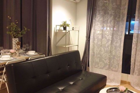 Condominio de 2 dormitorios en Huai Khwang, Bangkok, Tailandia № 77074 - foto 2