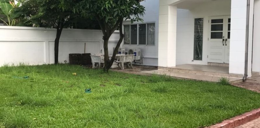 Casa de 4 dormitorios en Phra Khanong, Bangkok, Tailandia № 143535