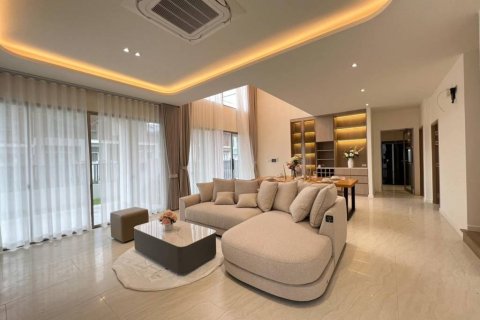 Casa de 4 dormitorios en Pattaya, Tailandia № 124402 - foto 6