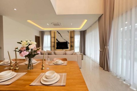 Casa de 4 dormitorios en Pattaya, Tailandia № 124402 - foto 10