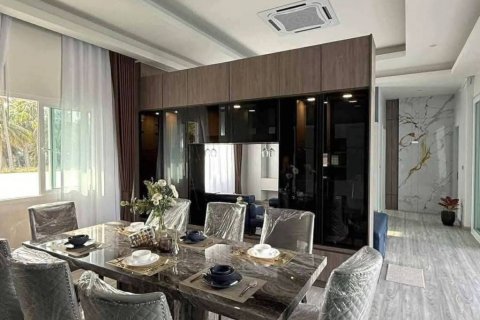 Chalet de 4 dormitorios en Pattaya, Tailandia № 132490 - foto 9
