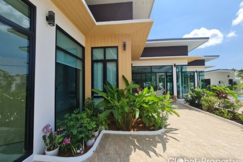 House in Pattaya, Thailand 3 bedrooms № 124195 - photo 9