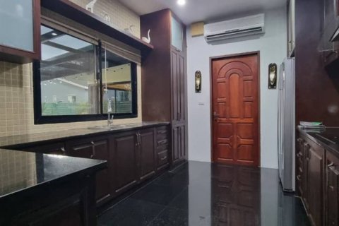 Chalet de 5 dormitorios en Pattaya, Tailandia № 124679 - foto 9