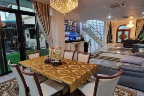 Chalet de 5 dormitorios en Pattaya, Tailandia № 124679 - foto 7
