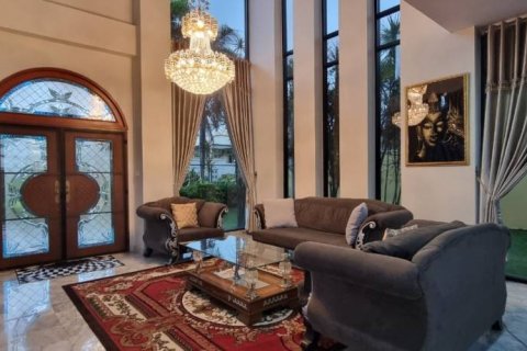 Chalet de 5 dormitorios en Pattaya, Tailandia № 124679 - foto 5