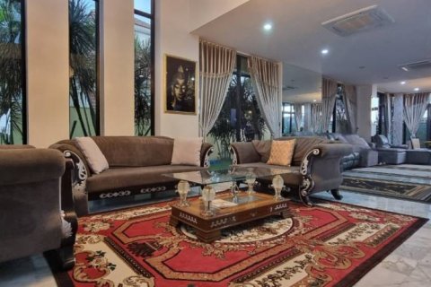 Chalet de 5 dormitorios en Pattaya, Tailandia № 124679 - foto 3