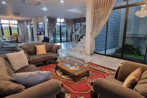 Chalet de 5 dormitorios en Pattaya, Tailandia № 124679 - foto 4