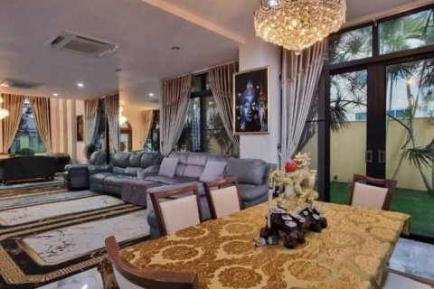 Chalet de 5 dormitorios en Pattaya, Tailandia № 124679 - foto 6