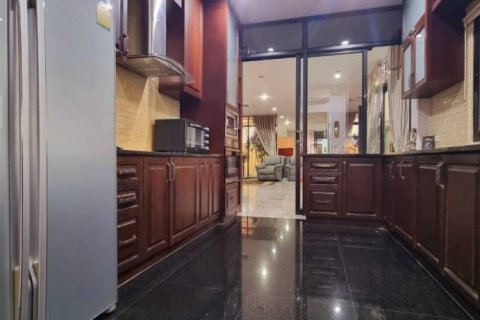 Chalet de 5 dormitorios en Pattaya, Tailandia № 124679 - foto 8