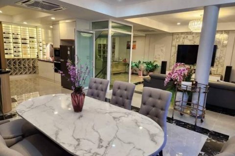 Chalet de 6 dormitorios en Pattaya, Tailandia № 82114 - foto 9