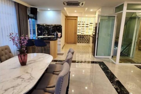 Chalet de 6 dormitorios en Pattaya, Tailandia № 82114 - foto 10