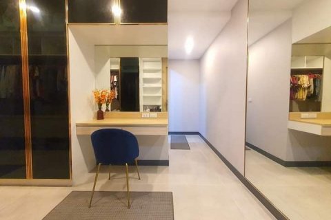 Chalet de 6 dormitorios en Pattaya, Tailandia № 82114 - foto 16