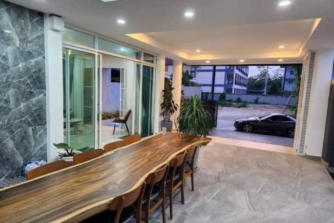 Chalet de 6 dormitorios en Pattaya, Tailandia № 82114 - foto 8