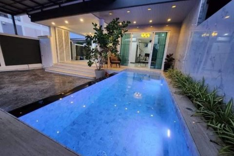 Chalet de 6 dormitorios en Pattaya, Tailandia № 82114 - foto 2