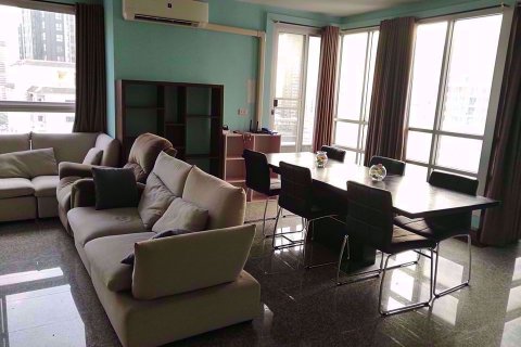 Condominio de 2 dormitorios en Ratchathewi, Bangkok, Tailandia № 77008 - foto 3
