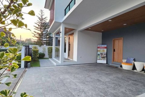 Casa de 4 dormitorios en Pattaya, Tailandia № 105186 - foto 13